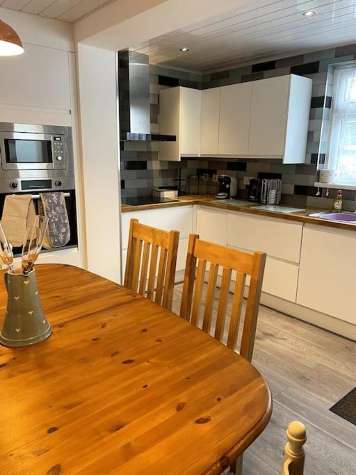 3 Bedroom Terrace Holiday Home Great Torrington Eksteriør billede